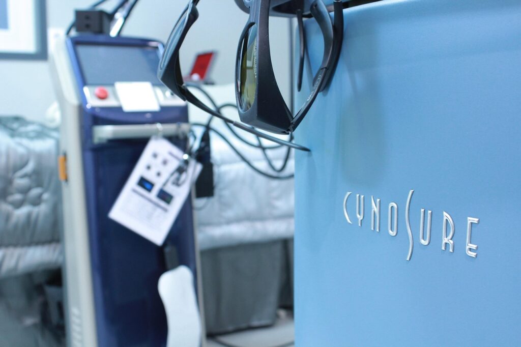 ニキビ跡を治療する皮膚科と美容皮膚科の違いは何ですか？