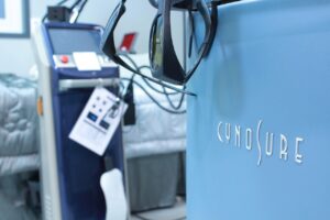 ニキビ跡を治療する皮膚科と美容皮膚科の違いは何ですか？